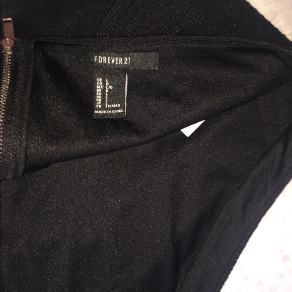 Cropped halter top in black - Picture 4 of 5